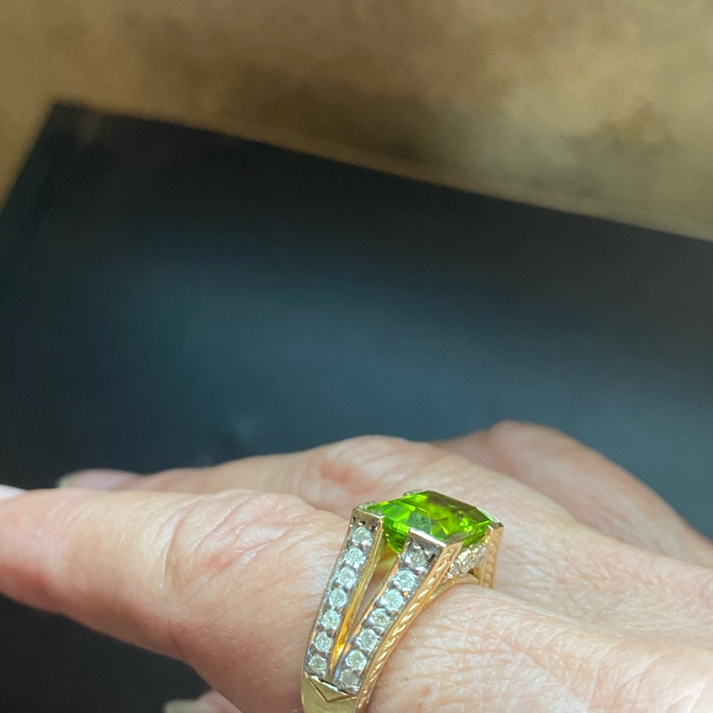 14kt Peridot and Diamond ring - Picture 5 of 6
